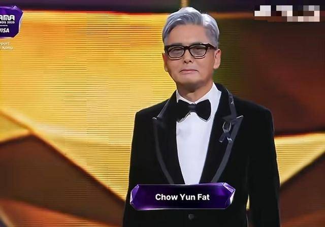 原创            未见捐款，却登台“捞金”！周润发惹争议，网友的解释说得通吗？