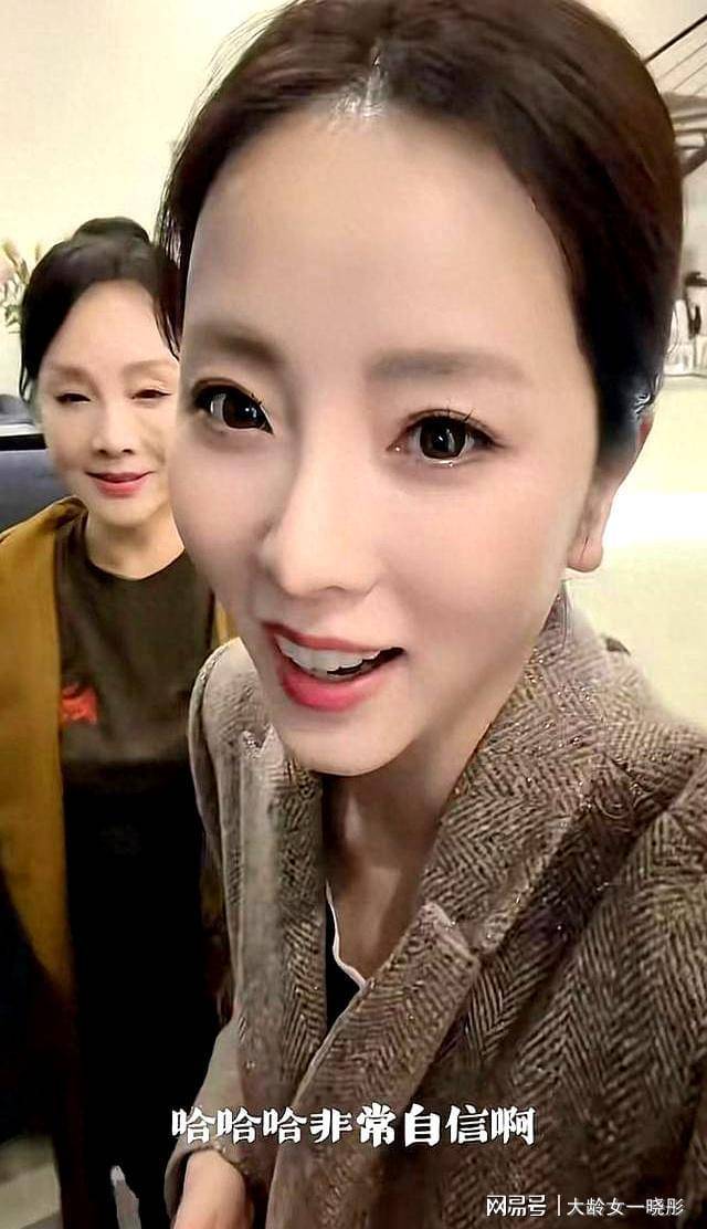 原创            李思思带父母拍全家福，李父罕露面很年轻，一家人同框都是高颜值