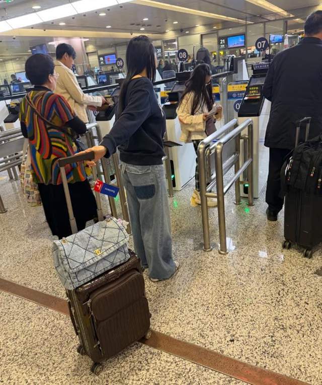 原创            秦昊一家五口度假，伊能静少女打扮但很显胖，走哪都带公婆真孝顺