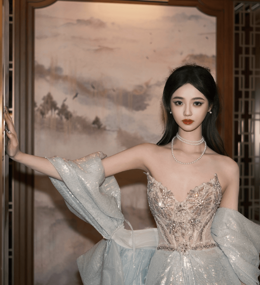 余优纤美身形衬优雅气质 珍珠项链显精致灵动