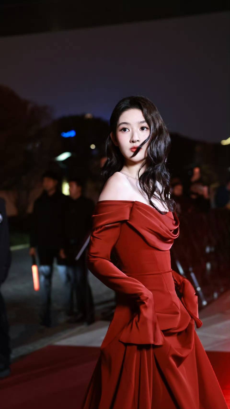 王玉雯红裙卷发下车姿态优雅 五官明艳松弛感拉满