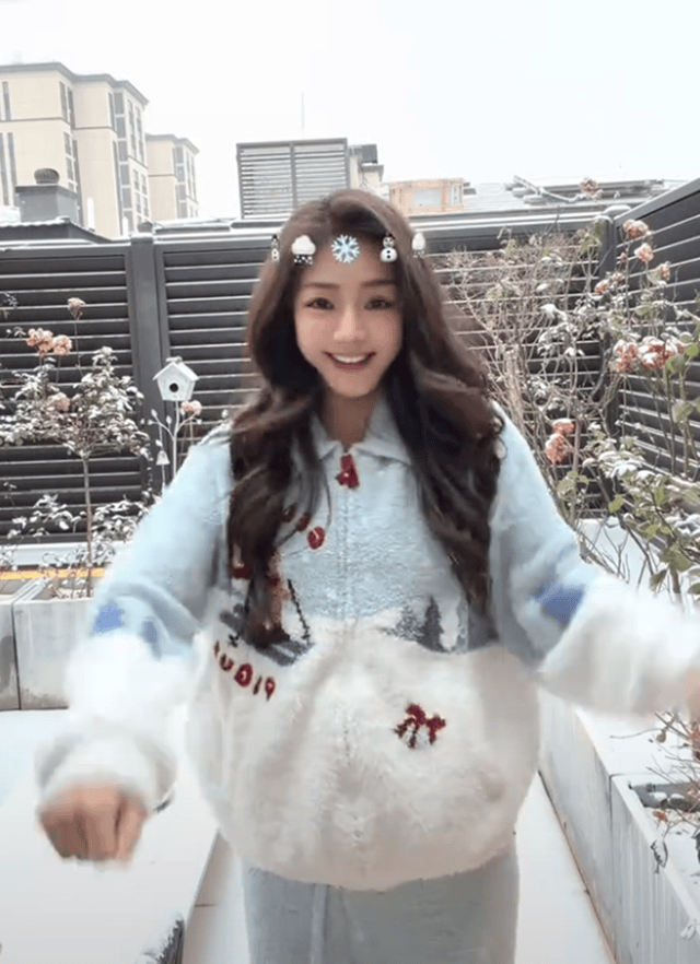 原创            邓家佳晒别墅雪景，院里给鸟搭窝还种满花，离婚6年活得自由自在