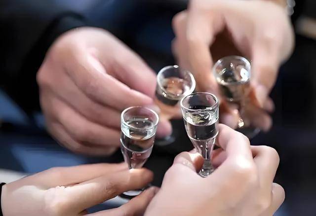 心梗和喝酒有关？医生劝告：越喜欢喝酒的老人，越容易有心梗！