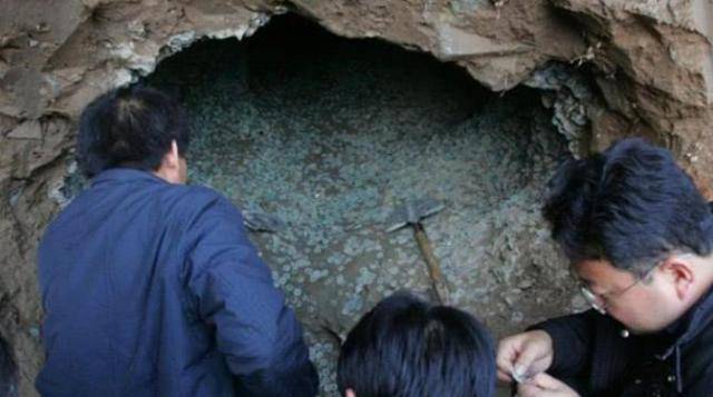 江西1500年古墓挖出2件瓷器，考古专家气怒不已，现场怒摔瓷器！