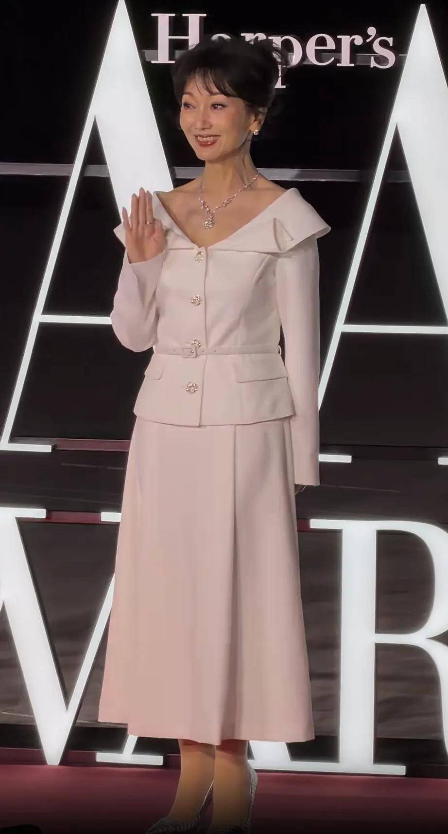 芭莎艺术大赏红毯：50岁佘诗曼显年轻，谭卓造型看不懂，吉娜身材瞩目