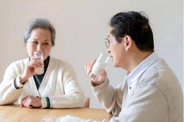 牛奶能不能天天喝？医生反复强调：过了65岁后，喝牛奶牢记这3点