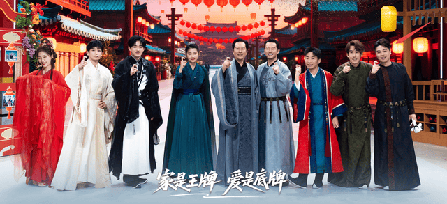 原创            主持人沈涛送2岁儿子上幼儿园，不舍离开，躲一旁偷偷观察拍照