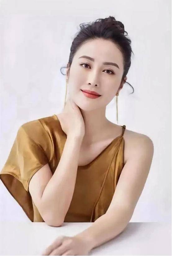 香港知名女星气质回春状态大勇，曾故意当众出丑，被嘲行为怪异