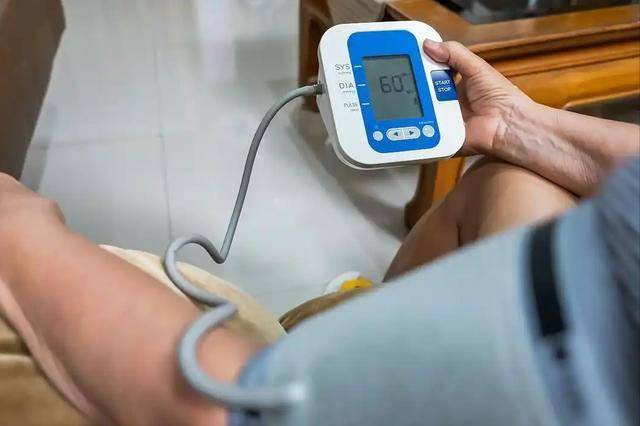 医生表示：高血压患者若无这4种症状，可以不用太焦虑，风险较低