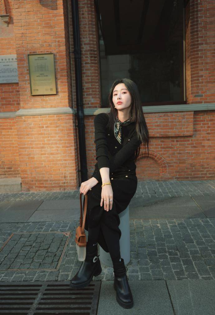 全能演员胡丹丹！长发飘飘衬傲人身材，清纯秀丽自带灵气。