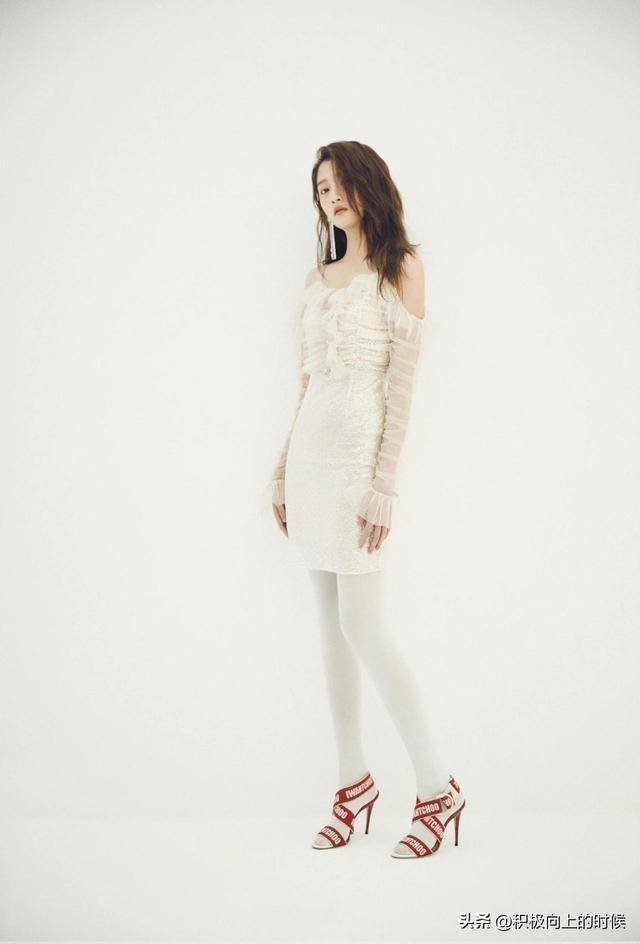 关晓彤｜纯白透视装写真