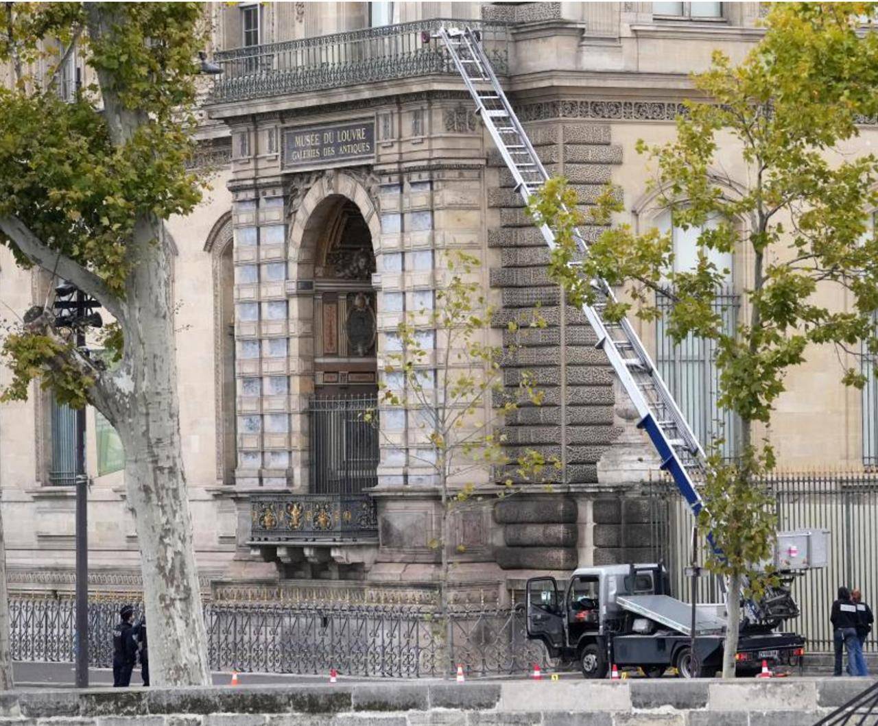 历时一个多月，卢浮宫抢劫案第四名嫌疑人被临时收监，幕后指使者仍未查明，失窃珠宝下落不明