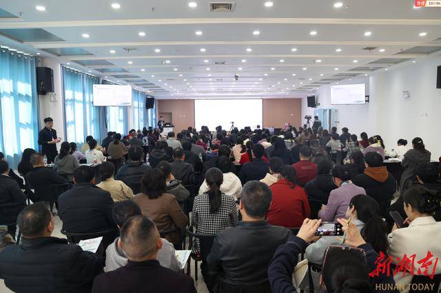 “名医话规范——精神健康规范化诊疗”全国巡讲在郴州举办