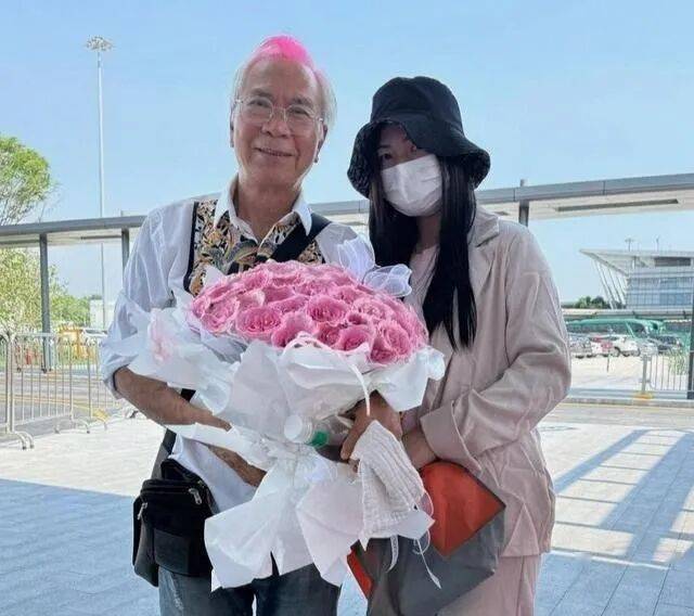 75岁港星自曝被分手掩面哭泣，称不知女友已婚，拒向对方丈夫道歉