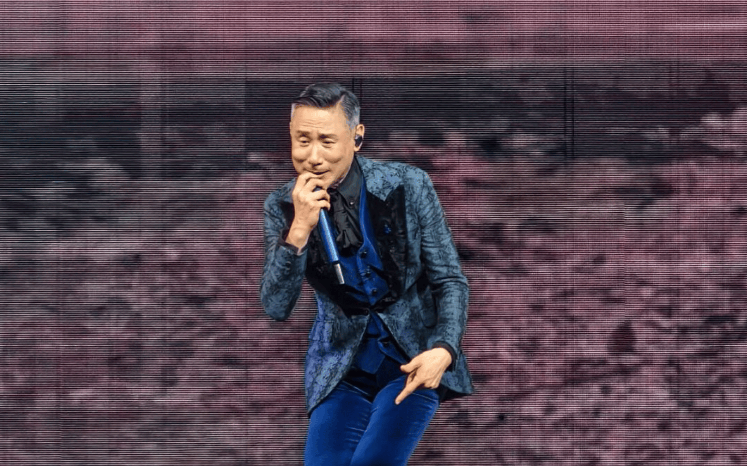 原创            张学友演唱会看哭了：红馆动情缅怀梅艳芳，唱到破音也不降调