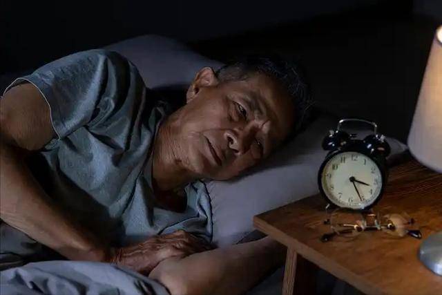 糖尿病患者总在凌晨3、4点醒来，或暗示这4个并发症，不要忽视