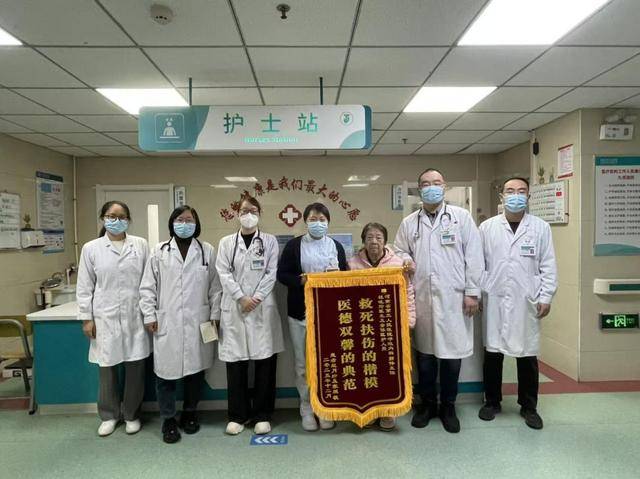 八旬老人一天送出两面锦旗