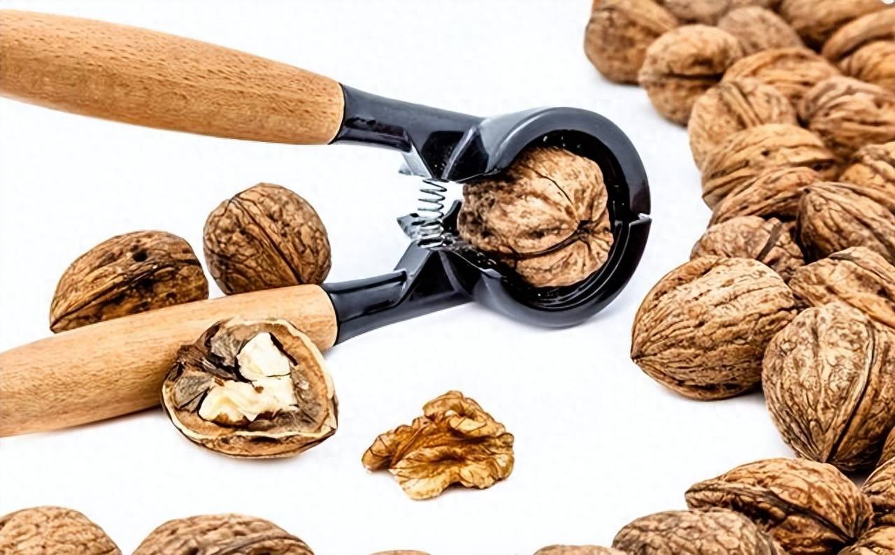 原创            核桃是高血压的“加速器”？提醒：不想高血压拜访，要少吃4物