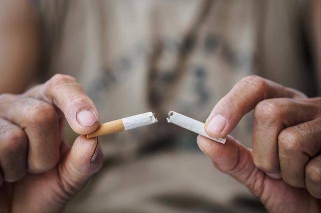 医生坦言：男性若戒掉吸烟，不出半年时间，身体或会有这5个改变