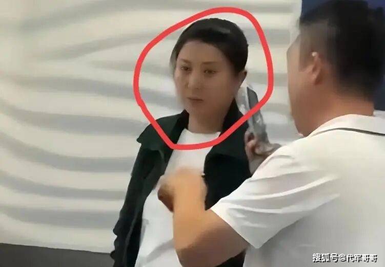 原创            闫学晶哭穷风波后首次露面！旧账被彻底翻出，还牵出幕后大佬