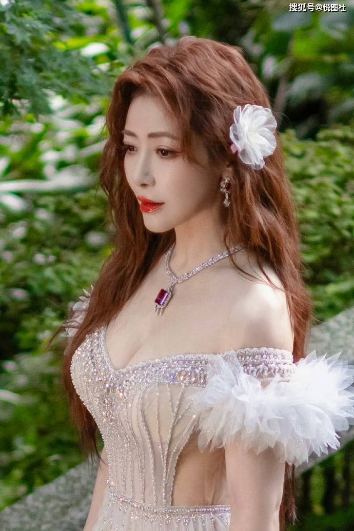 陈紫函白纱仙裙杀疯了！一字肩羽毛袖 + 钉珠剪裁，清甜氛围感直接焊在身上