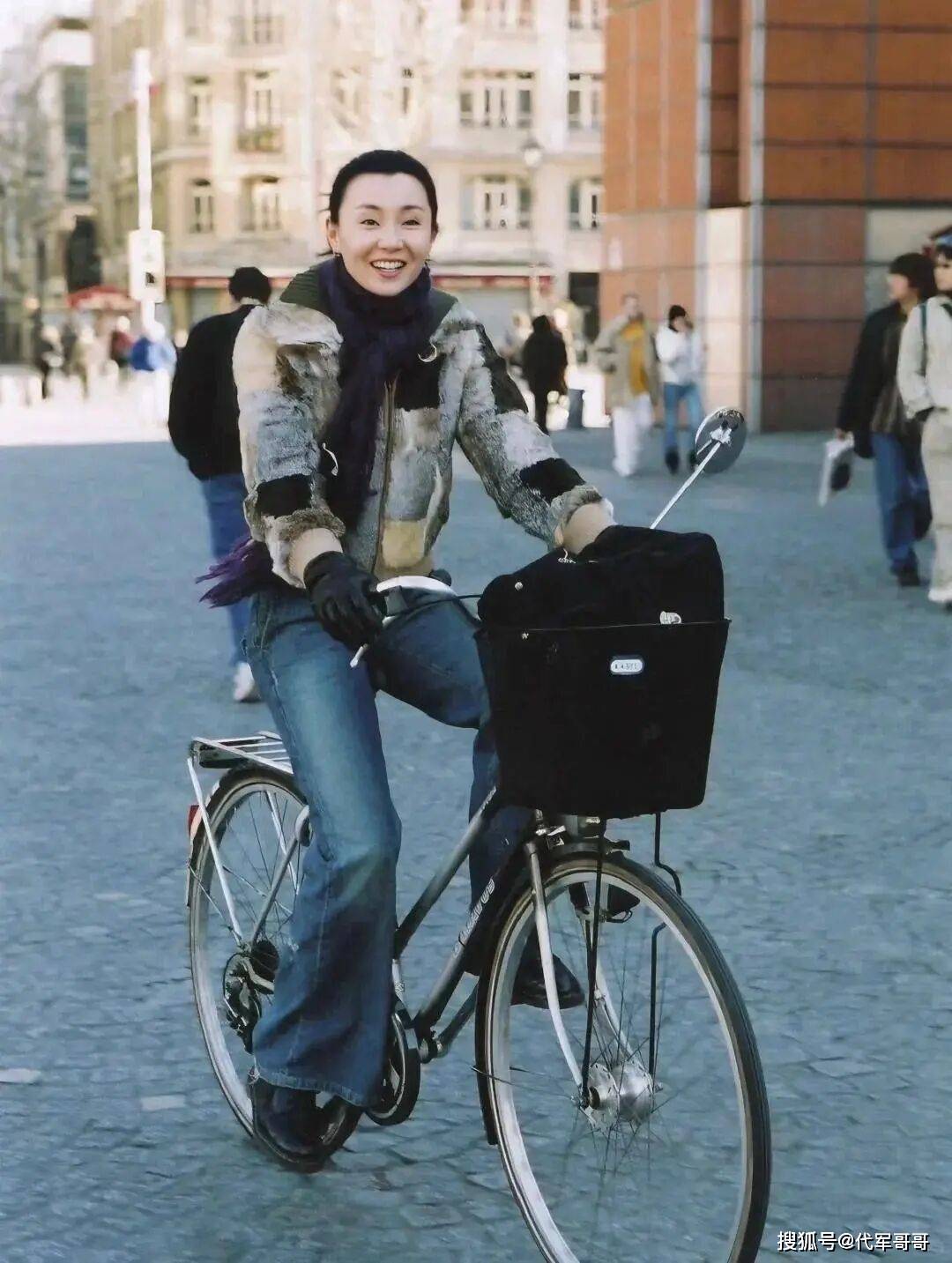 原创            61岁张曼玉近况曝光！住平民区，闲逛骑行，无儿无女过得很惬意