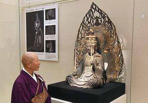 文殊坐像突现数百件文物国宝，专家却犯难：要国宝还是保佛像？