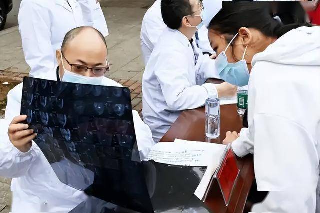 脑梗与睡觉有关？医生再三提醒：过了62岁后，晚上不要做这4件事
