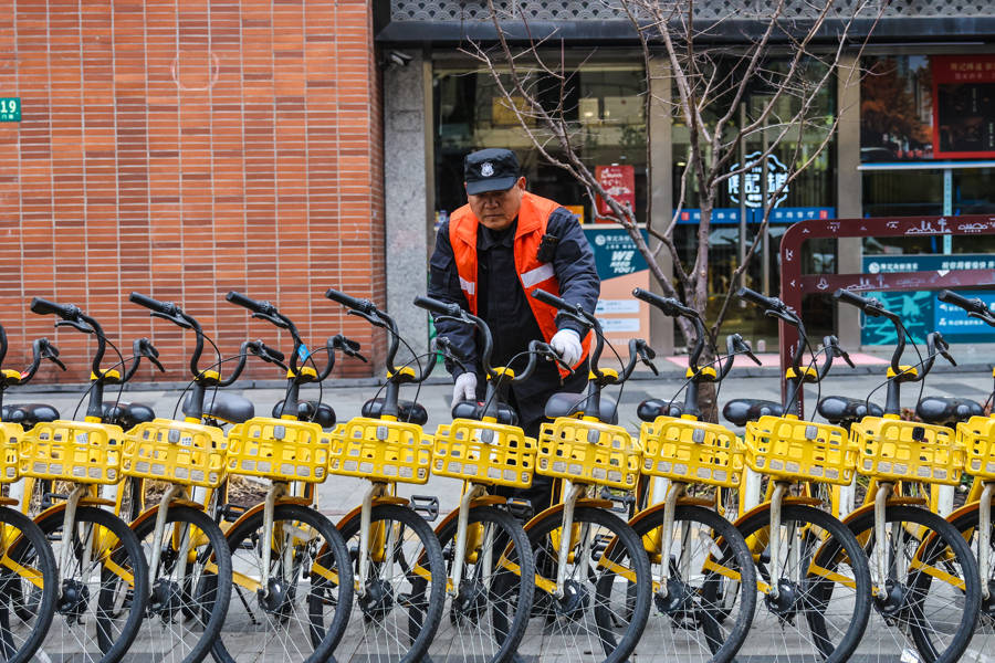 局门路上的“单车艺术家”火上社交平台，用巧手与匠心雕琢城市风景