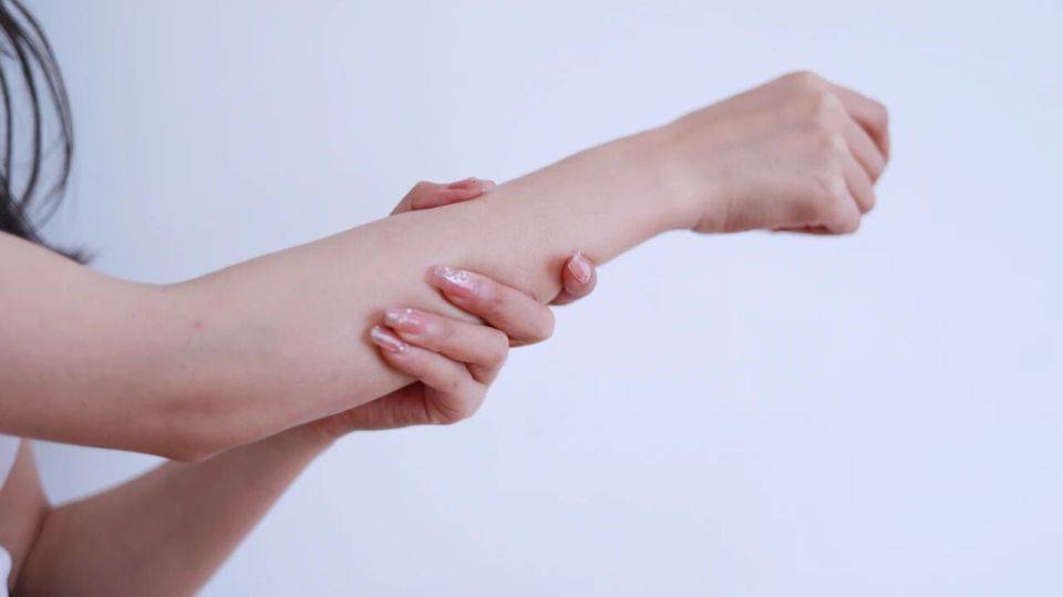 原创            血栓来临，手脚先知！医生提醒：手脚出现5大症状，需警惕血栓