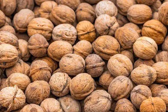 核桃再次成瞩目！医生发现：心脏病患者吃核桃，或出现6大改善