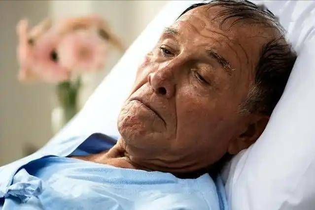 脑梗与戴帽子有关？医生多次劝告：过了62岁后，这3件事要多警惕