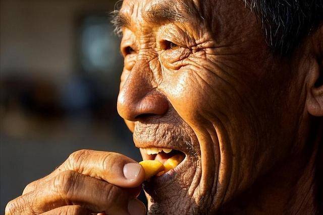南瓜子能不能天天吃？医生：过了60岁以后，吃坚果牢记4个关键