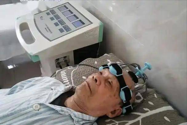 脑梗与戴帽子有关？医生含泪苦劝：过了60岁后，这5件事要多留意