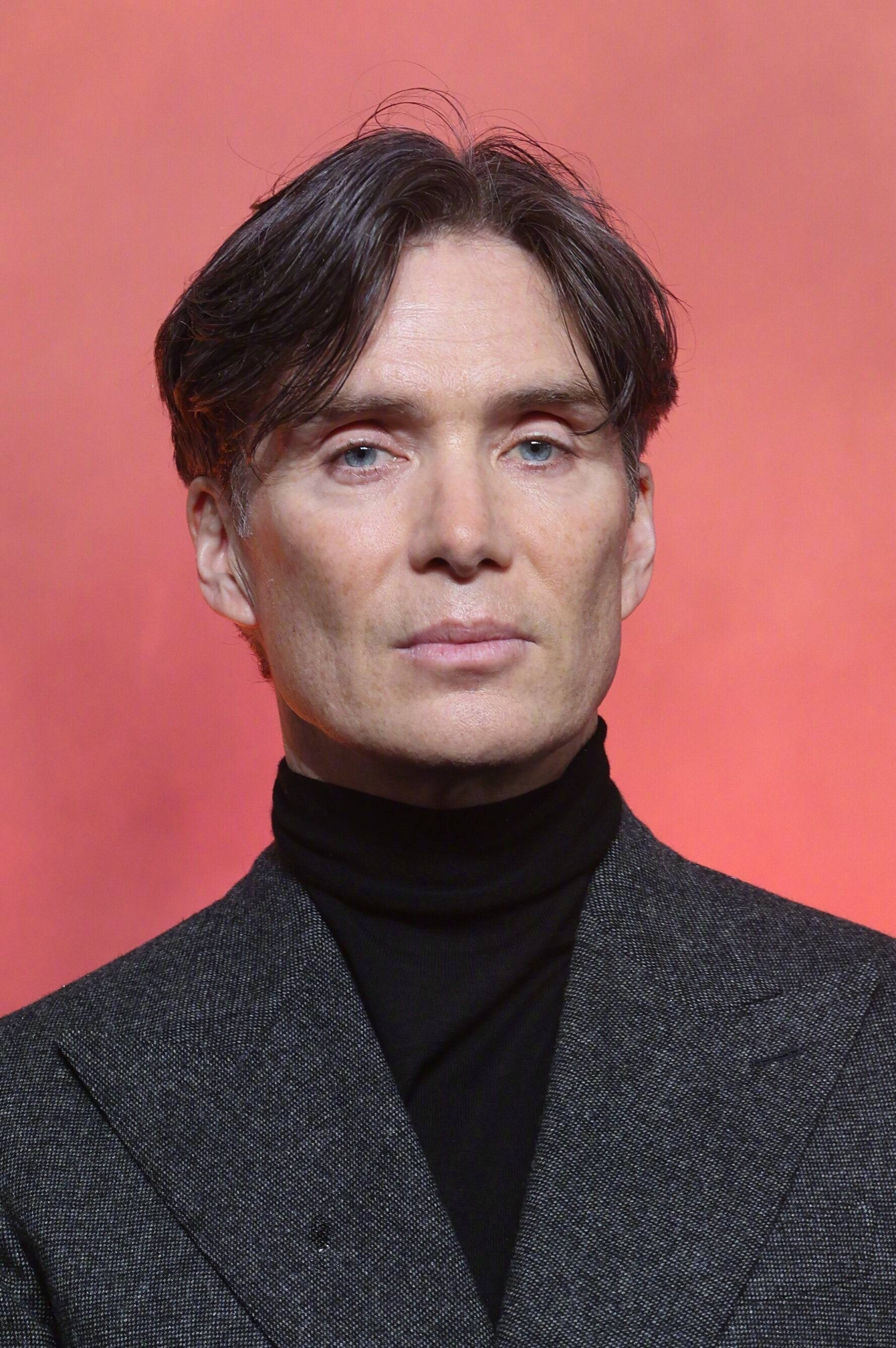 基里安·墨菲携新片亮相伦敦首映 高领毛衣配西装绅士优雅