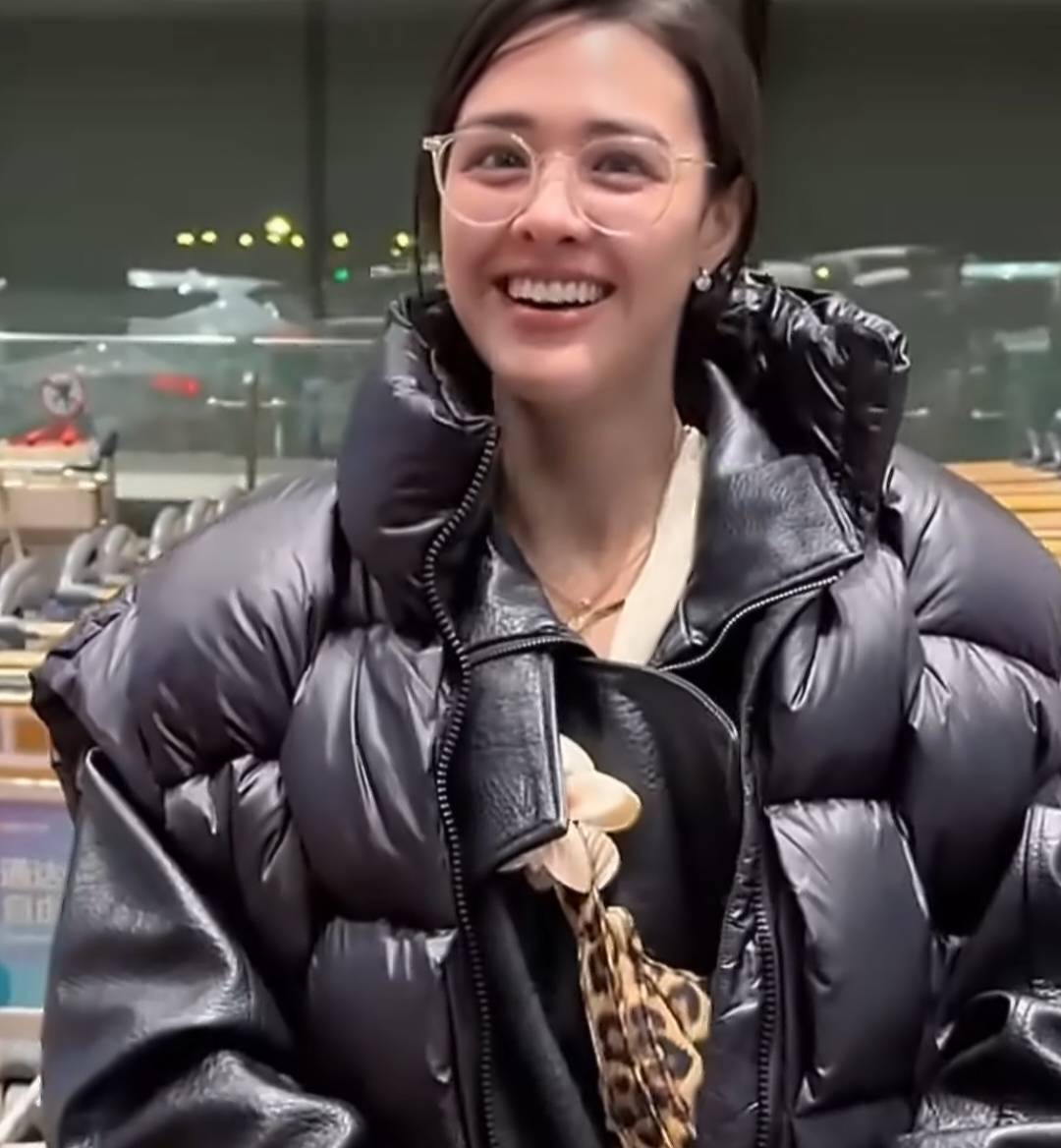 钟丽缇大女儿黑装现身机场 笑容明媚气质出众