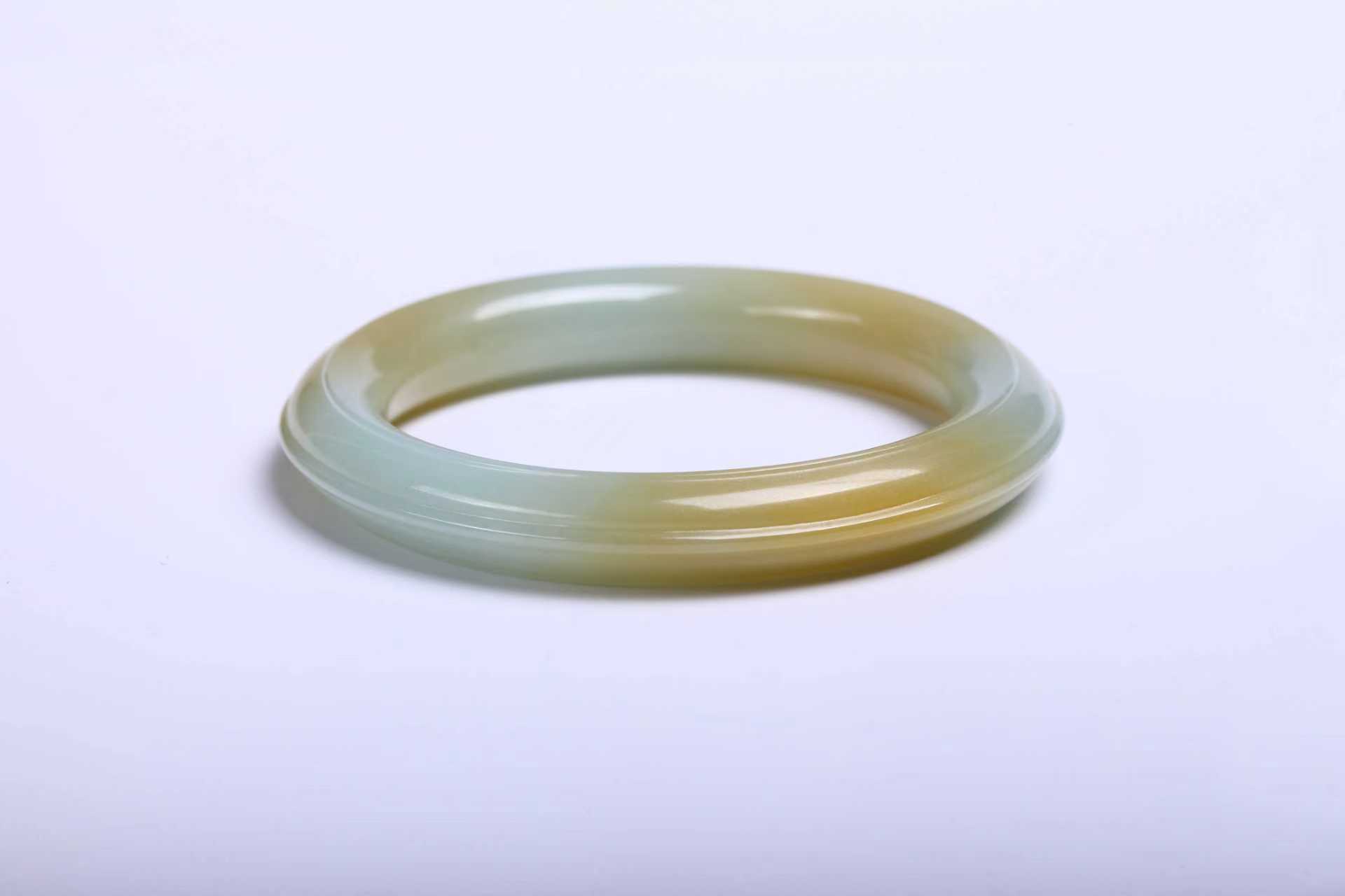 个性异形玉手镯：开启玉器时尚新时代