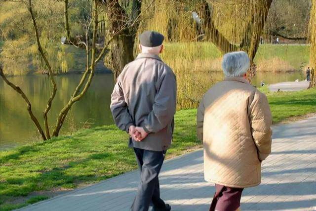 调查发现：老人经常走路锻炼，过不了5个月，身体会迎来4大变化