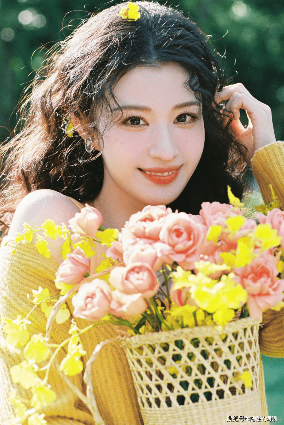 王楚然生日写真封神！明黄造型撞色春日，全网疯抢当头像