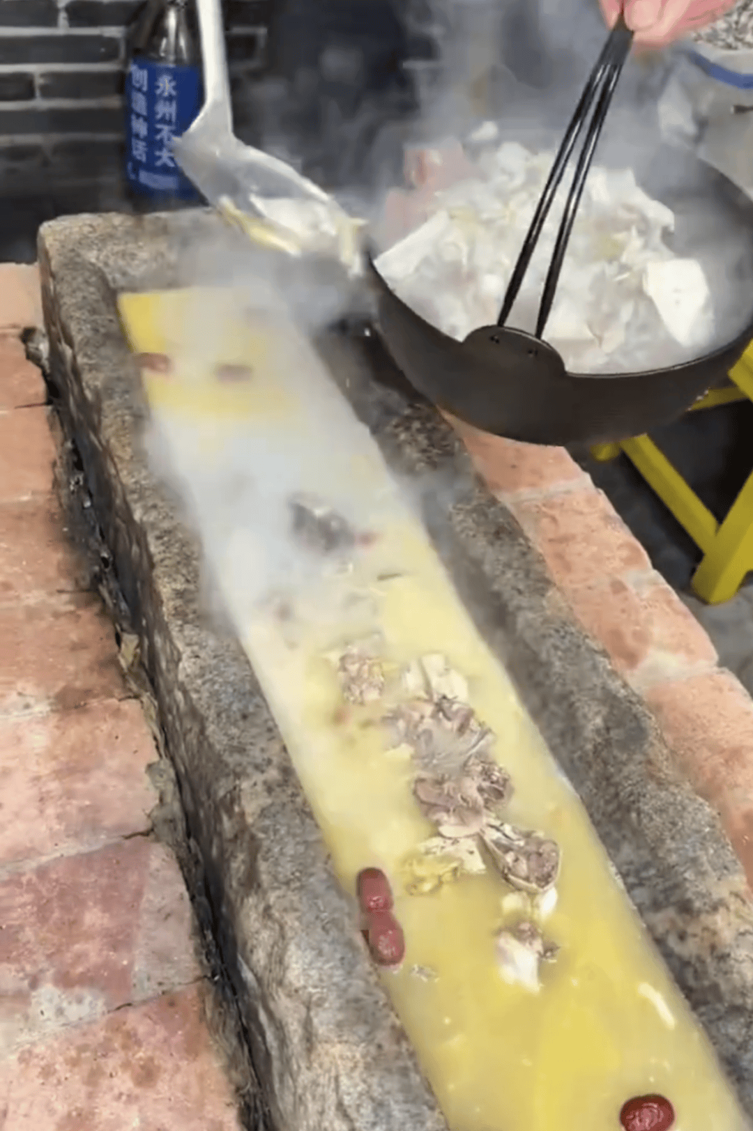 餐馆推“石槽火锅”，被调侃像极了猪食槽，老板：艺术来源于生活，卫生没问题