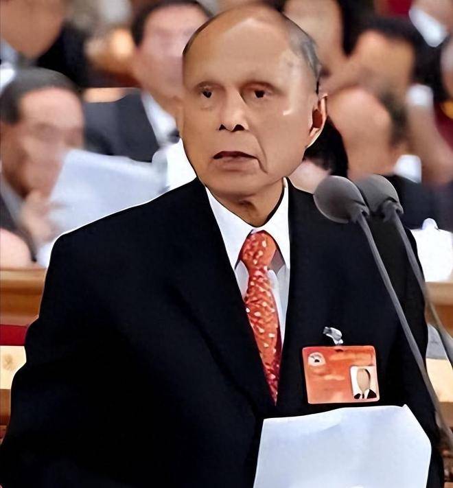 原创            他是霍英东最宠的儿子，不是嫡出却光耀霍家门楣，不输大房三子