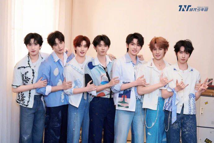 时代少年团冬日蓝系杀疯了：团装不复制，珠宝不抢戏，青春是最狠的时尚单品