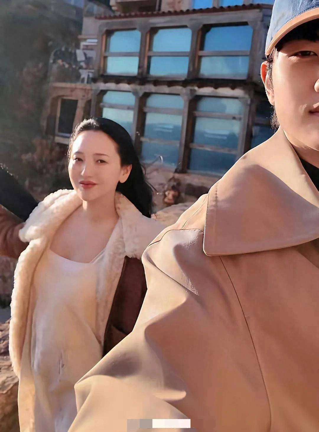 原创            金莎被求婚后首亮相，与孙丞潇甜蜜同框娇俏甜笑