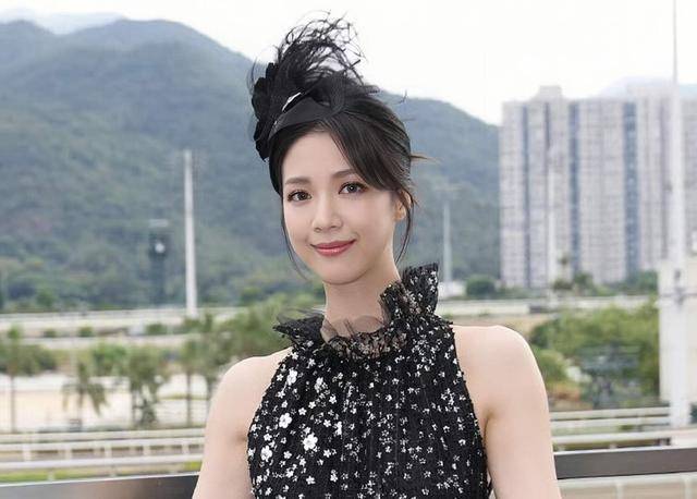 TVB知名女星成功上位，和混血型男谈恋爱，为事业不敢公开恋情