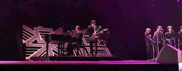 香港知名女歌手颁奖礼穿低胸礼服，险走光，承诺演唱会更性感