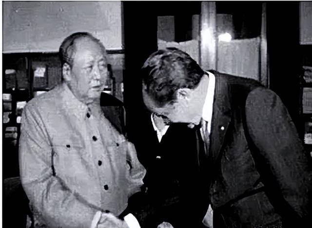 尼克松和斯大林落难时，毛主席是怎么做的？全世界见证伟人的风范