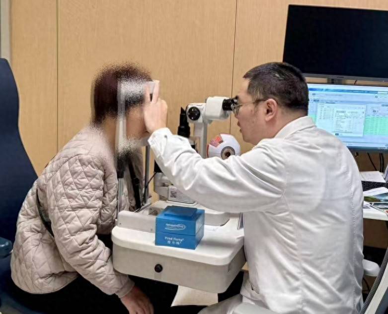 劈柴溅伤眼，阿姨一个动作救回视力！医生：眼外伤后切勿做这件事