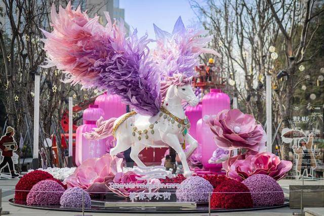 “彩翼神驹”凌空欲飞！成都高新铁像寺水街马年艺术装置《骋光·赋春》惊艳亮相