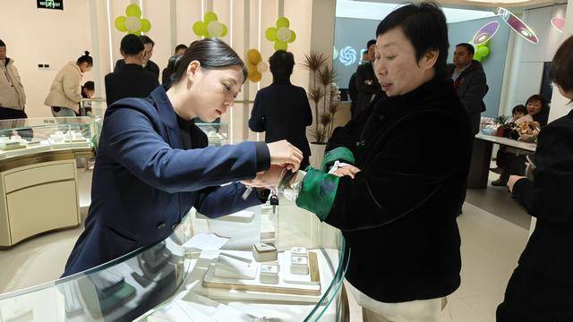 价格仅为天然钻石的1/3，黄河“旋风”刮来钻石“克拉自由”