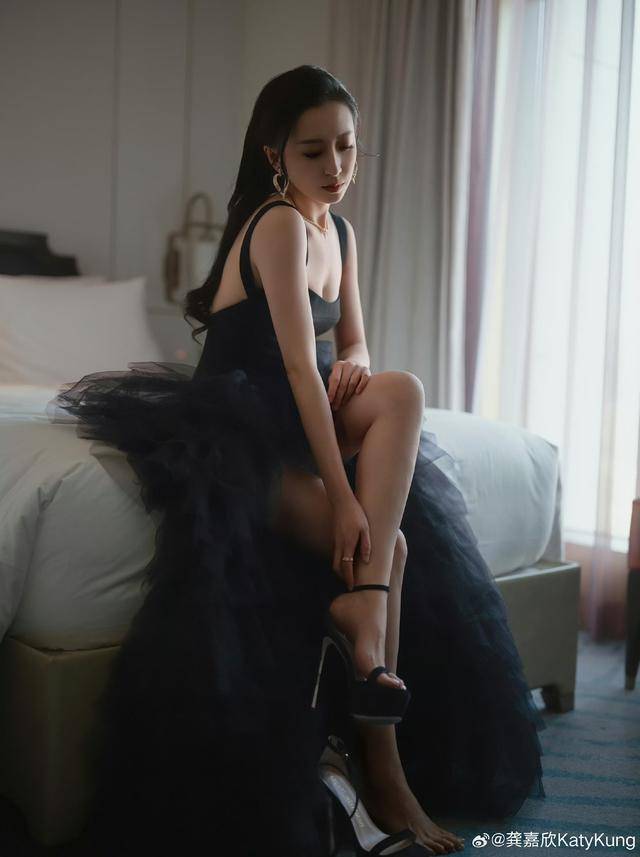 恭喜！TVB视后自曝将进组拍剧，被质疑遭公司冷待，坐冷板凳多时